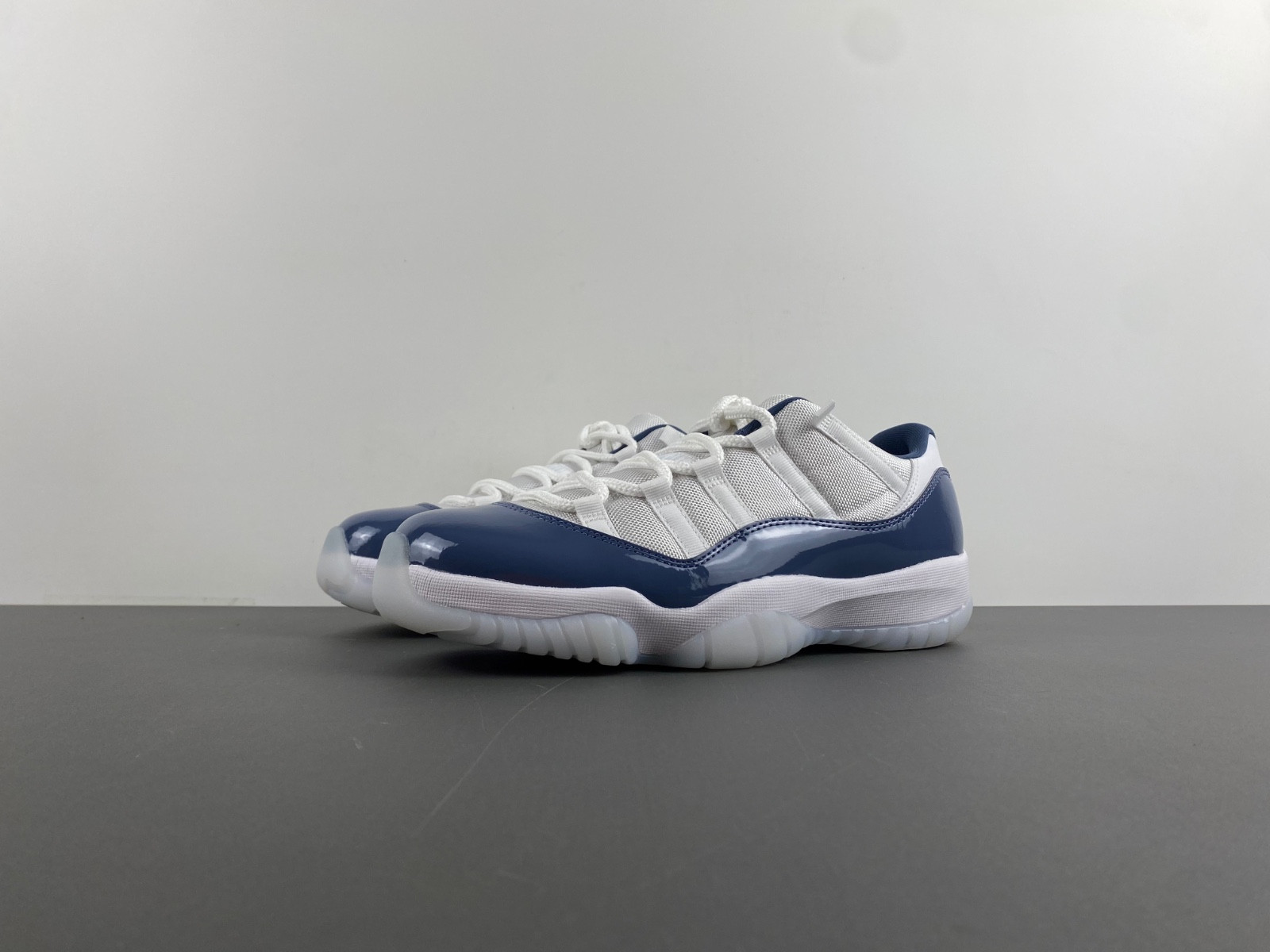 air jordan 11 low "midnight navy/diffused blue" fv5104-104