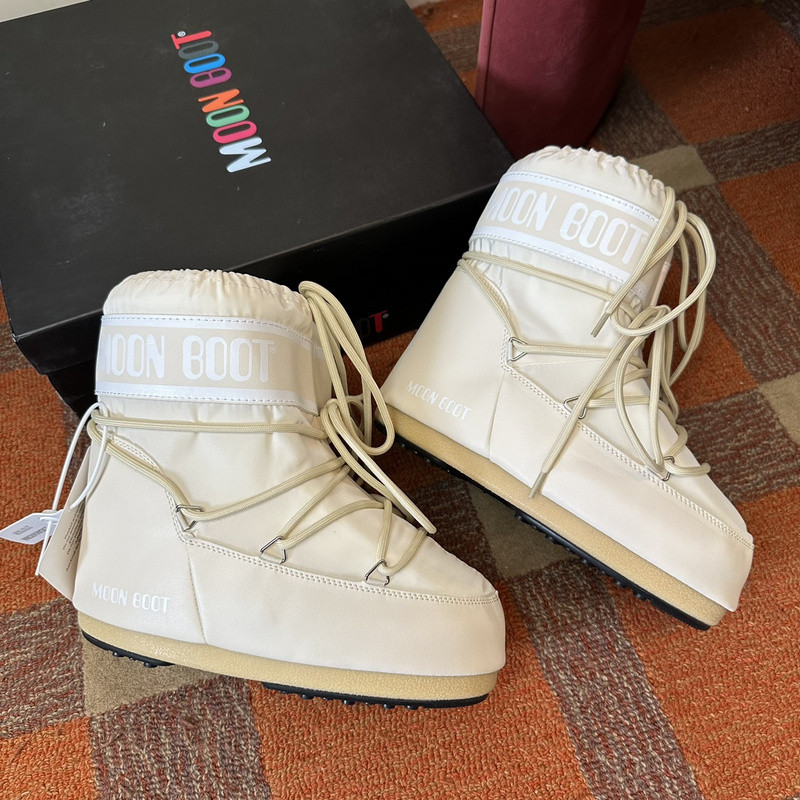 mOON bOOT