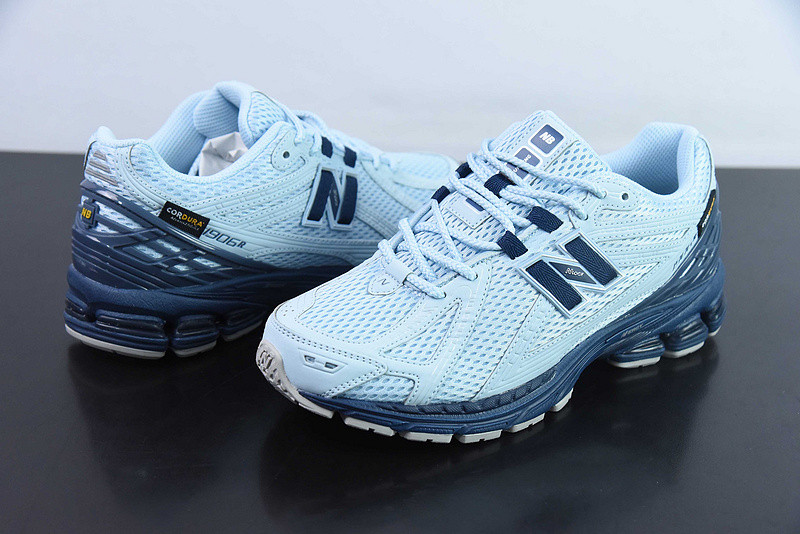 NEW BALANCE SNEAKER