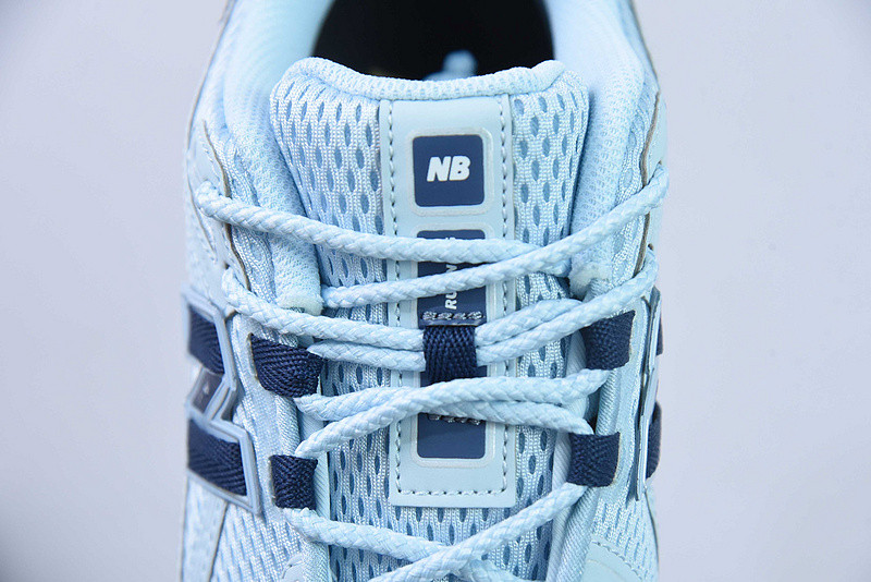 NEW BALANCE SNEAKER