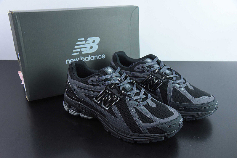 NEW BALANCE SNEAKER